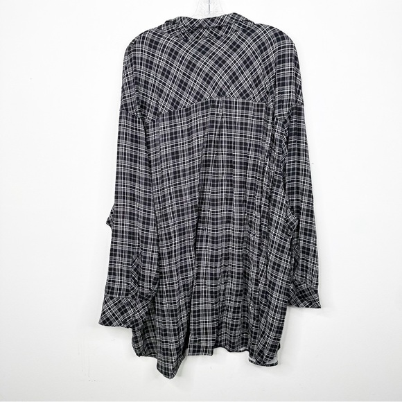 TORRID | Black and White Drop Shoulder Button-Front Shirt Sz. 5 or a 5X - Picture 4 of 4